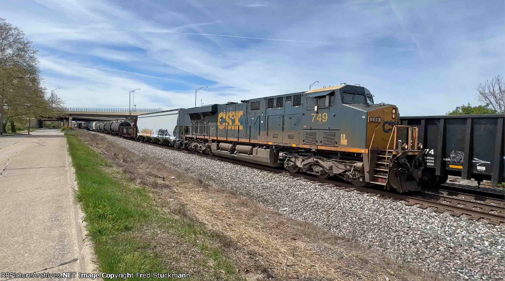 CSX 749 leads M370.